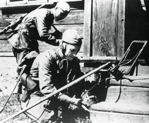 Venäläissotilaat miinanpaljastimilla raivaamassa loukkuun jäävää taloa, itärintama, 1944 tekijältä Unbekannt