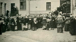 Venäläisten sotilaiden vaimot odottavat uutisia rintamalta..., Ensimmäinen maailmansota, 1915, c1920. tekijältä Unbekannt