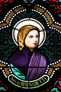 Pyhän sydämen kirkko. Lasimaalaus. Ste Bernadette Soubirous tunnetaan Marian ilmestyksistä, 20160604, Moulins, Ranska tekijältä Unbekannt