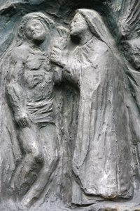 Saint-Pierre de Montmartren kirkko : Notre Damen oviveistos : Jeesus heitetään pois ristiltä, Pariisi, Ranska tekijältä Unbekannt