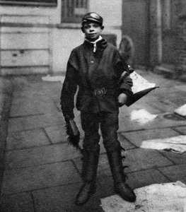 Scavenger poika, joka siivoaa hevosjätteitä tieltä, Lontoo, 1926-1927 tekijältä Unbekannt