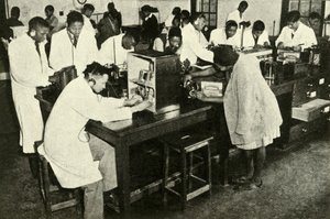 Scenes in a Native College - Opiskelijat fysiikan laboratoriossa, c1948. tekijältä Unbekannt