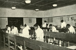 Kohtauksia Native Collegessa - Bakteriologian opiskelijat Fort Hare Native Collegessa Alice in C:ssä tekijältä Unbekannt