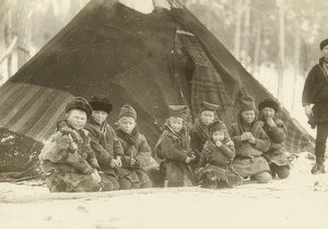 Ruotsi. Lapin lapset teltan edessä. Noin 1900 tekijältä Unbekannt