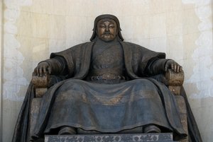 Istuva Chingis Khanin patsas parlamenttirakennuksessa Ulan Batorissa, 2005 tekijältä Unbekannt