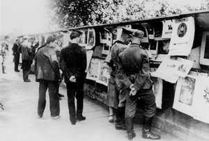 Käytettyjen kirjojen ja painokojujen myynti Seinen rannalla, Saksan miehittämä Pariisi, 1940 tekijältä Unbekannt