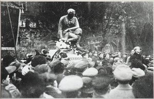 Sergei Yesenin Koltsov Razinin muistomerkin vihkimisessä, 1918 tekijältä Unbekannt