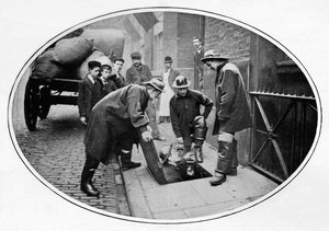 Viemärimiehet menossa alas, Lontoo, c1903 1903 tekijältä Unbekannt
