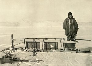 Shackleton seisomassa Broken Southern Sledgen vieressä, c1908, 1909. tekijältä Unbekannt