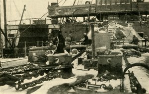 Alus, joka toimittaa hiiltä jäätymisolosuhteissa, ensimmäinen maailmansota, 1914, c1920. tekijältä Unbekannt