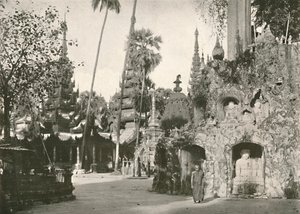 Shwedagon-pagodin pyhäkköjä Yangonissa, 1900. tekijältä Unbekannt