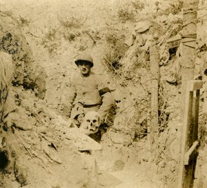 Haudoista löydetty kallo, c1914-c1918 tekijältä Unbekannt