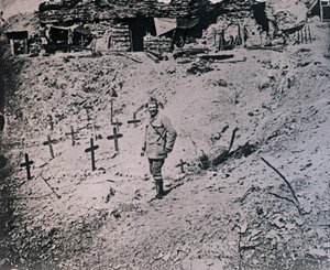 Sotilas puisten ristien keskellä, c1914-c1918 tekijältä Unbekannt