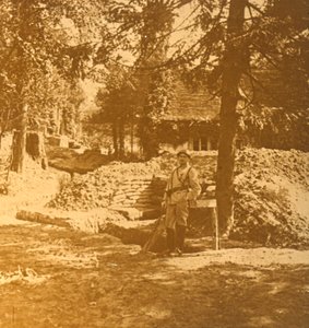 Sotilas kaivannon ulkopuolella, Bois des Loges, Pohjois-Ranska, c1914-c1918 tekijältä Unbekannt
