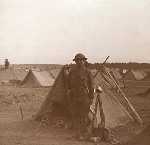 Sotilas seisomassa teltassa, amerikkalainen leiri, Melette, Ranska, c1914-c1918. tekijältä Unbekannt