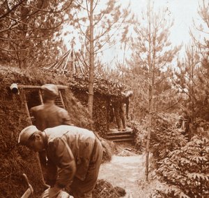 Sotilaat maan peittämissä suojissa, Genicourt, Pohjois-Ranska, c1914-c1918 tekijältä Unbekannt