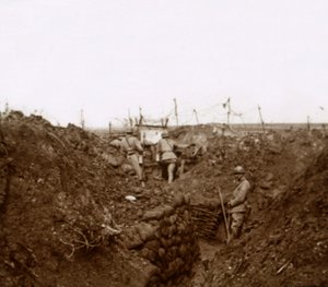 Sotilaat juoksuhaudoissa, Massiges, Pohjois-Ranska, c1914-c1918 tekijältä Unbekannt