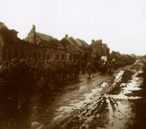 Sotilaat marssivat pommitettujen talojen ohi, Champagne, Pohjois-Ranska, c1914-c1918 tekijältä Unbekannt