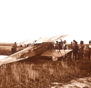Kaksitasoa ympäröivät sotilaat, Somme, Pohjois-Ranska, c1914-c1918 tekijältä Unbekannt
