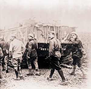 Sotilaat kävelevät tankin takana, c1914-c1918. tekijältä Unbekannt