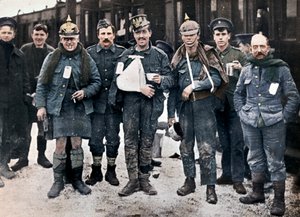 Jotkut iloiset haavoittuneet Neuve Chapellen taisteluista vangittujen saksalaisten kypärien päällään, 1915 tekijältä Unbekannt