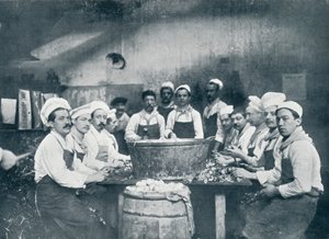 Jotkut kokit valmistavat keittoa Messagerie Van Gandissa, vuonna 1914 tekijältä Unbekannt