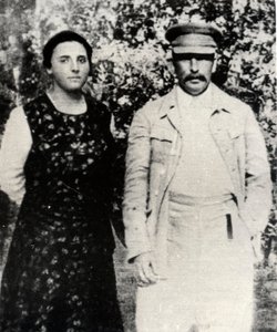 Neuvostoliiton johtaja Josef Stalin toisen vaimonsa Nadezhda Allilujevan kanssa 1920-luvun lopulla tekijältä Unbekannt