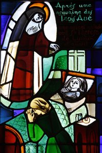Lasimaalaukset, joissa Sainte Therese de Lisieux parantaa sairaan lapsen Notre-Dame-de-la-Trinite kirkossa, Blois, Ranska tekijältä Unbekannt