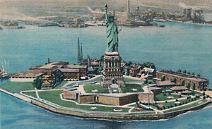 Vapaudenpatsas Bedloes Islandilla New Yorkin satamassa. New York City, 1940-luku tekijältä Unbekannt