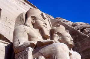 Ramses II:n patsaat päätemppelin edessä, Abu Simbel, Egypti, 1200-luvun alku eKr. tekijältä Unbekannt