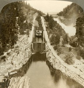 Höyrylaiva kiipeämässä kukkulalle Vrangin vesiputouksen vieressä, sulkujen luona Bandak-Nordsjossa, Norjassa, 1905. tekijältä Unbekannt
