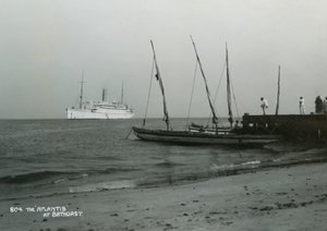 Höyrylaiva Atlantis Bathurstin edustalla, Gambia, 1900-luku tekijältä Unbekannt
