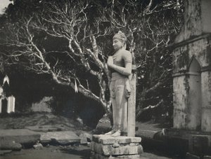 Kivihahmo lähellä Ruwanweli Dagobaa, Anuradhapura, 1926 tekijältä Unbekannt