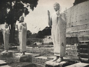 Kivipatsaat kunnostettavan Ruwanwali Dagoban edessä, Anuradhapura, 1926 tekijältä Unbekannt