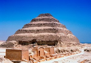 Kuningas Djoser Zozerin askelpyramidi, Saqqara, Egypti, 3. dynastia, n. 2613 eaa. tekijältä Unbekannt