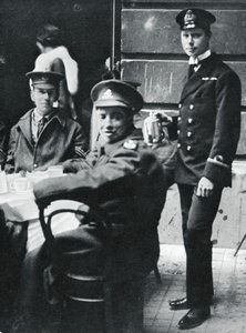 Aliluutnantti prinssi Albert tarjoilemassa teetä haavoittuneille sotilaille Buckinghamin palatsissa, 1916 tekijältä Unbekannt