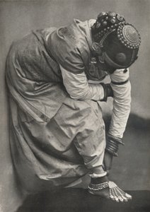 Tamuliini jalka- ja päähineillä, 1926 tekijältä Unbekannt