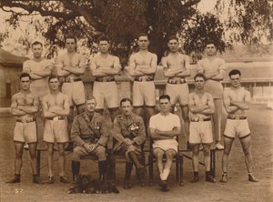 Ensimmäisen pataljoonan pataljoonan nyrkkeilyjoukkue, Queens Own Royal West Kent -rykmentti. Poona, minä tekijältä Unbekannt