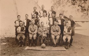 Ensimmäisen pataljoonan pataljoonan jalkapallojoukkue, Queens Own Royal West Kent -rykmentti. Poona, tekijältä Unbekannt