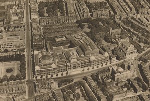 Kamera ottaa näkymän South Kensingtoniin matalalla lentävästä lentokoneesta, vuodelta 1935. tekijältä Unbekannt