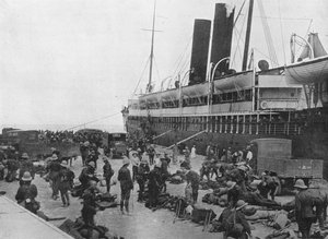 Dardanellien retkikunta lähtee: Kuljetus lastataan Aleksandriaan, 1915 tekijältä Unbekannt