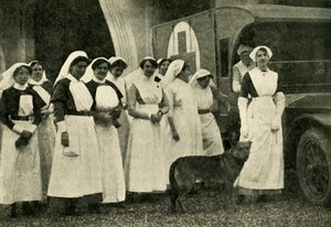 Westminsterin herttuatar sairaanhoitajien kanssa, Le Touquet, Ensimmäinen maailmansota, 1914, c1920. tekijältä Unbekannt