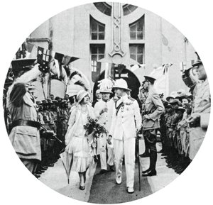 Yorkin herttua ja herttuatar vierailemassa amiraali Benbowin haudalla, Kingston, Jamaika, 1927, 1937 tekijältä Unbekannt