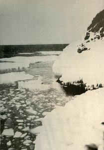 Ensimmäinen laskeutumispaikka, jossa näkyy lahden jään murtuminen ja ajautuminen pohjoiseen, 1908, 1909 tekijältä Unbekannt