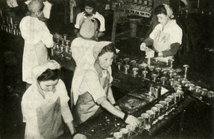 The Great Salmon Industry - Intialaiset tytöt työskentelevät säilykeosastolla, vuodelta 1948. tekijältä Unbekannt