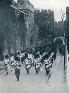 Vartijat jättävät Lontoon Towerin vuonna 1914 tekijältä Unbekannt
