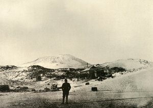 Mökki, taustalla Erebus-vuori, syksyllä 1908, 1909. tekijältä Unbekannt