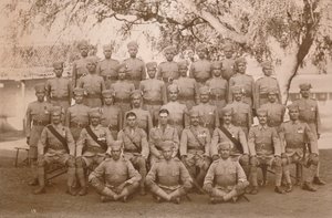 Ensimmäisen pataljoonan intialainen ryhmä, Queens Own Royal West Kent -rykmentti. Poona, Intia, 1 tekijältä Unbekannt