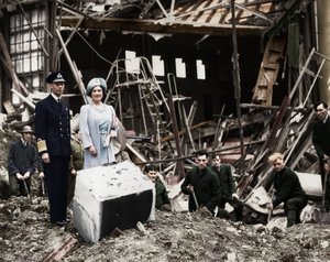 Kuningas ja kuningatar tutkimuspommivauriot, Buckinghamin palatsi, Lontoo, toinen maailmansota, 1940 tekijältä Unbekannt
