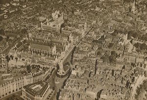 Lain pesä, kuten harvat lontoolaiset ovat koskaan nähneet: Temppeli ja tuomioistuimet, 1935. tekijältä Unbekannt